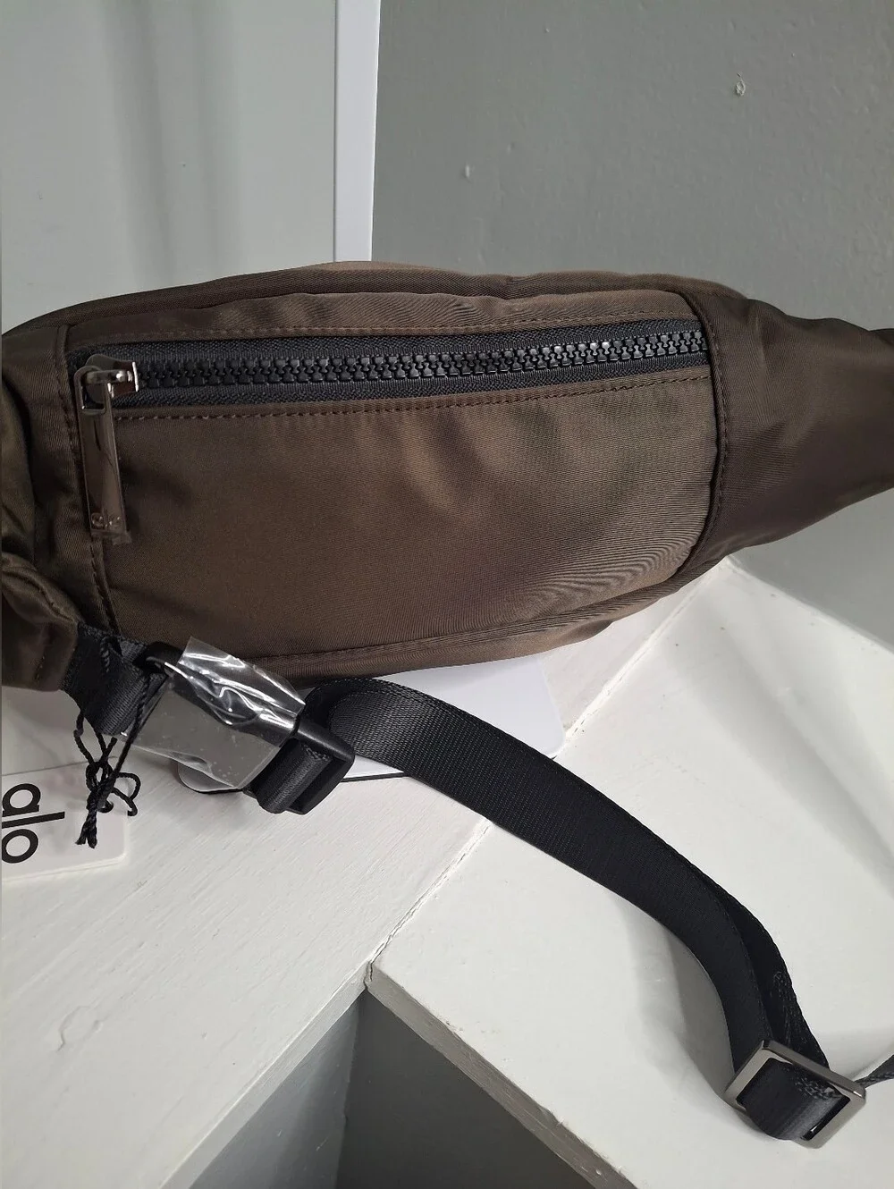 Alo Yoga Espresso Belt Bag Waist Pack Crossbody NWT - Picture 2 of 3